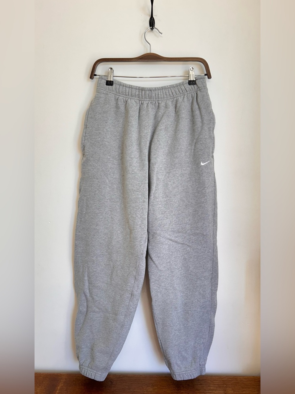 NIKE JOGGING PANTS WITH ZIPPERED POCKETS AND DRAWSTRING WAIST CUFFED HEM